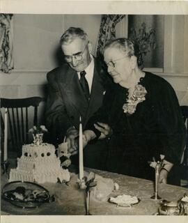 John and Ida Cole cutting a cake