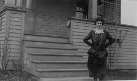 Woman in 1920's dress