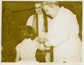 Nurse inoculating little girl