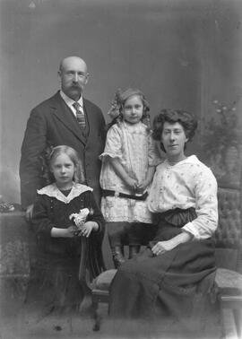 Seager Wheeler with Wife Lily and Daughters May and Ella