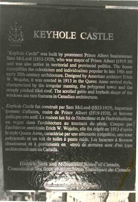 Photo of plaque outlining the history of Keyhole Castle