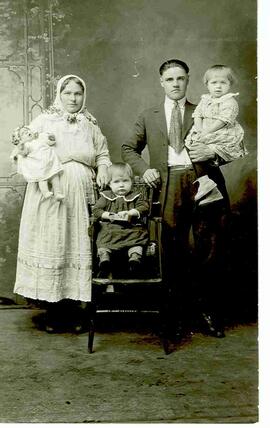 Doukhobor family. - Portrait.